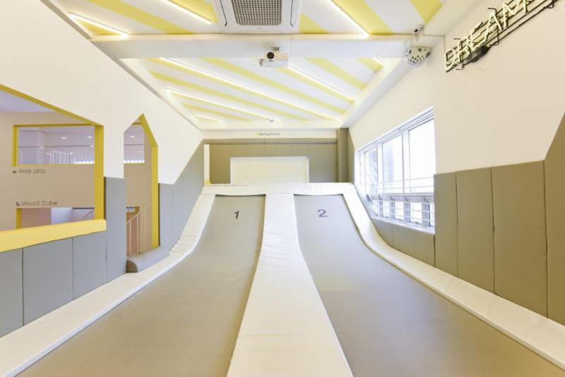 明亮黄点装饰的简约风儿童咖啡厅-4