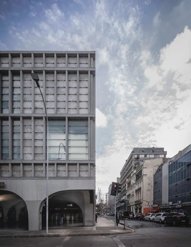 在石窟內穿越城市，聖地亞哥地鐵站Plaza de Armas Metro Station Building／Beals Lyon Arquitectos | FAM-26