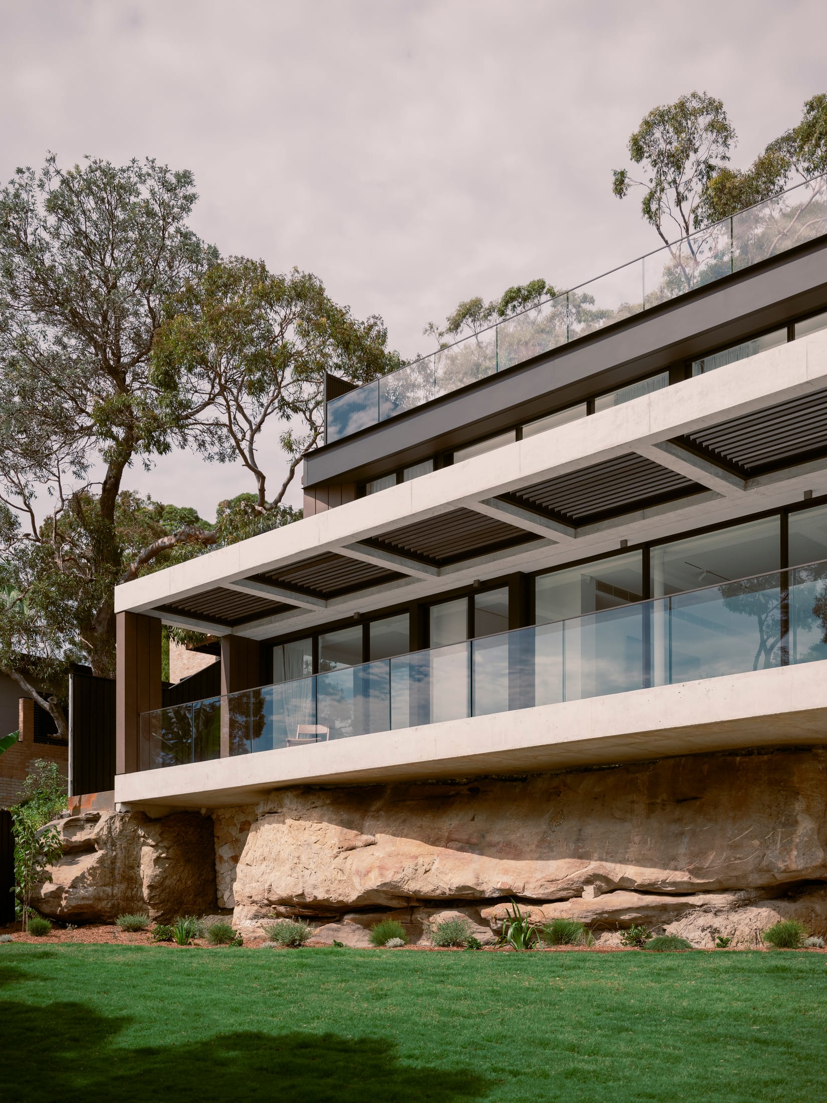 Back of the Moon: A Multi-Generational Coastal Retreat in Maianbar.-32