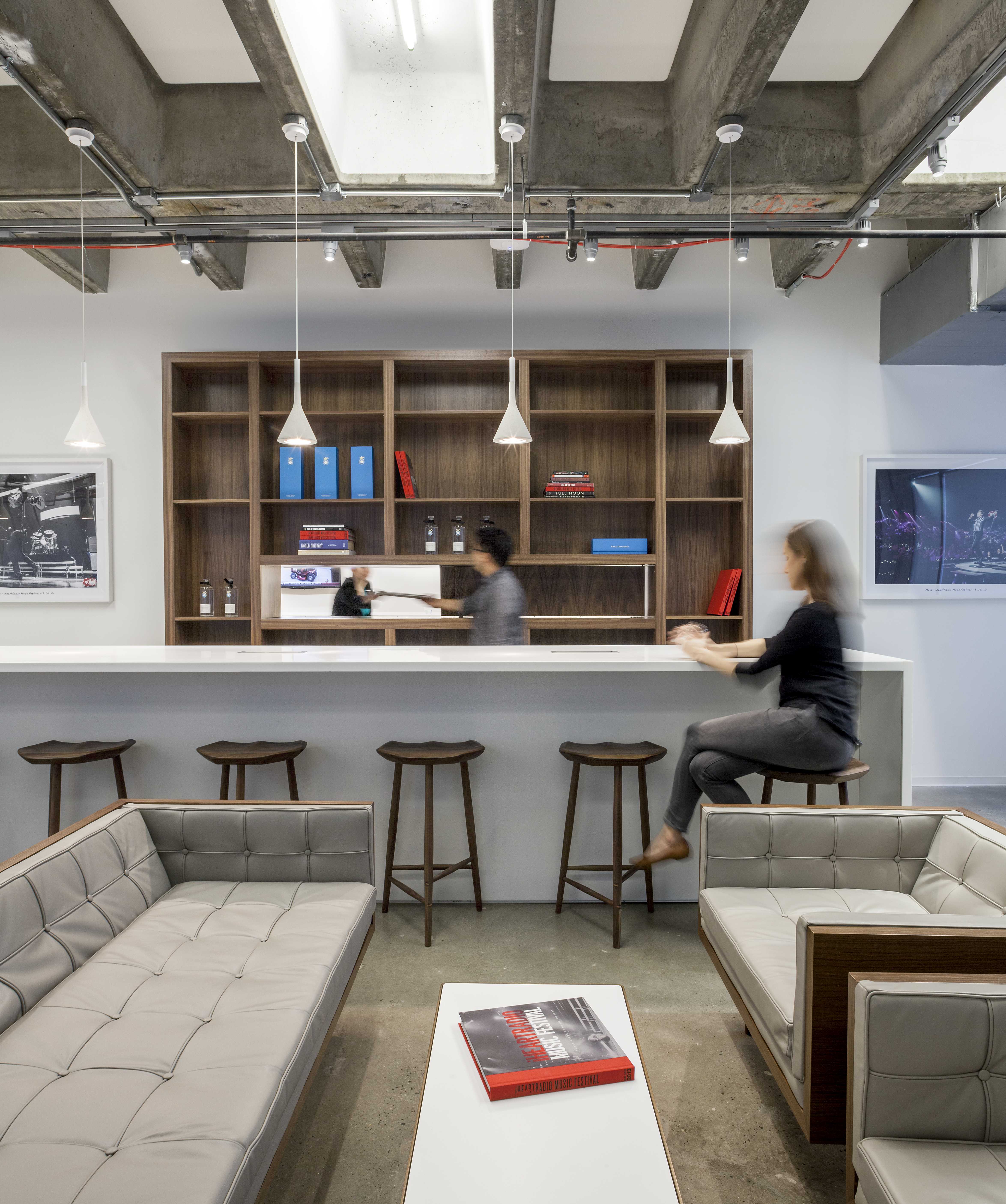 iHeartMedia 曼哈顿办公室的高科技工业风设计-10