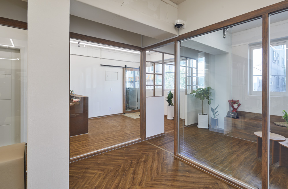 白色木纹，打造温馨 20 平米小空间-3