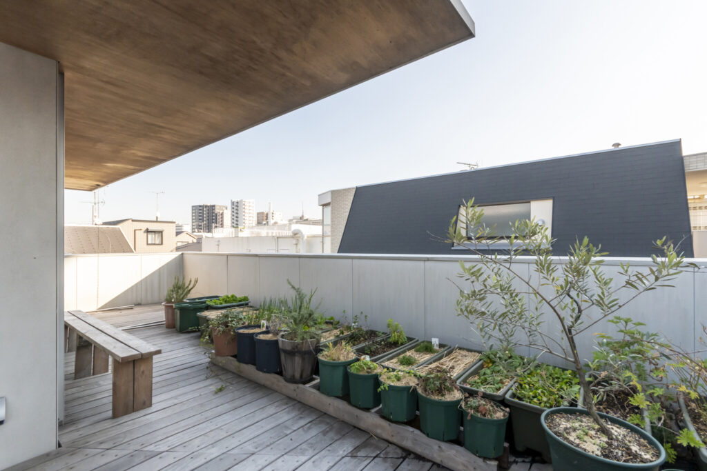 “路地庭”と“屋根庭”のある家　吹き抜けの窓を開けると心地の良い半屋外空間に | Architecture | 100%LiFE-14