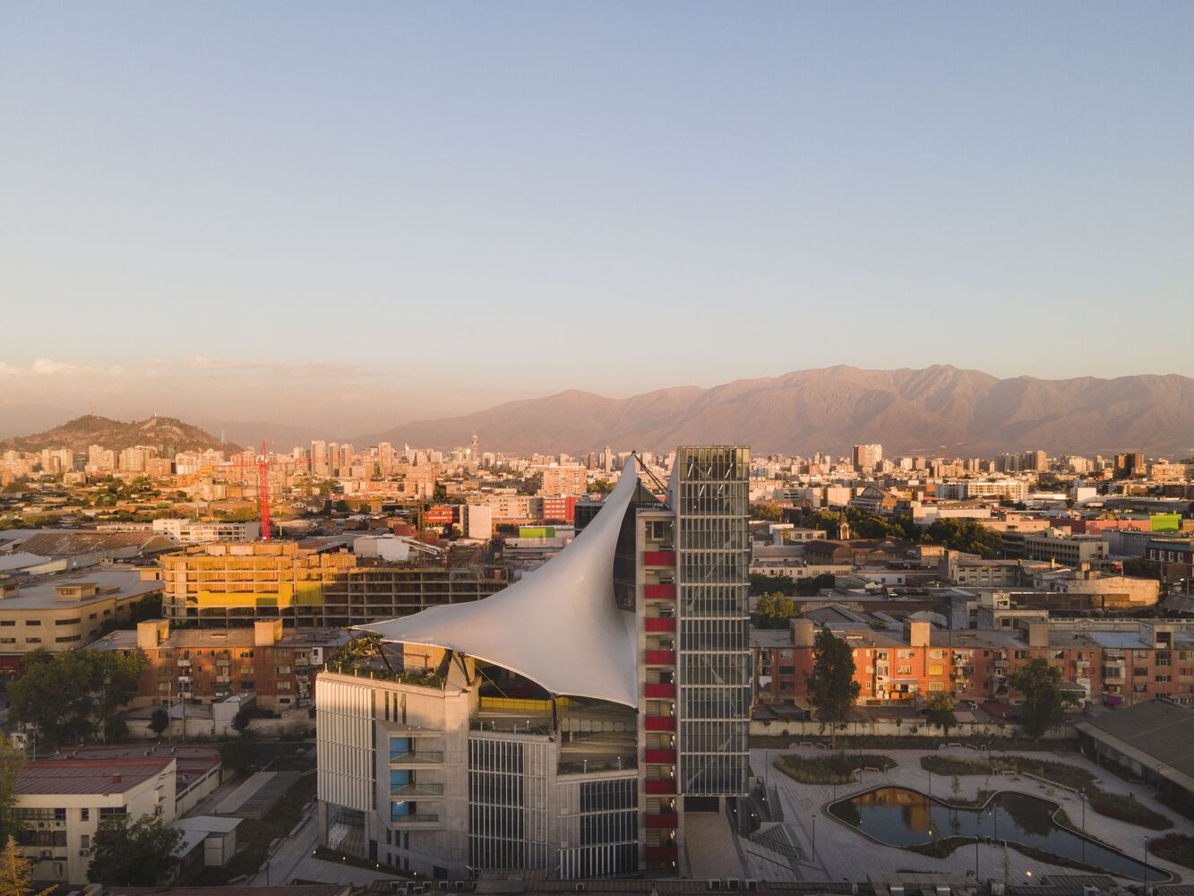 智利圣地亚哥大学商学院建筑设计丨Marsino Arquitectura-1