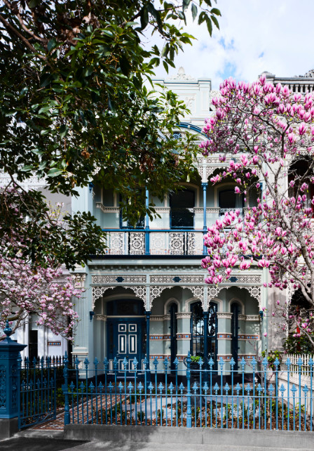 金色的;金黄色的;金的;金制的-112