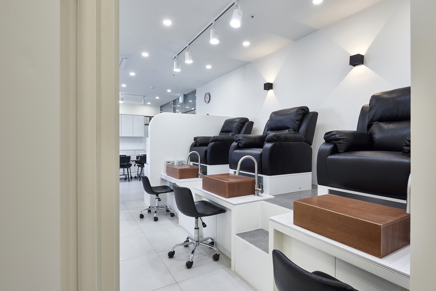 22 平米极简卧室，白色调的完美运用-9