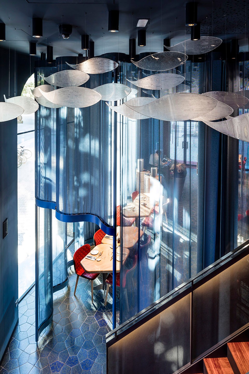 悉尼“碧波粼粼”的温暖餐饮空间-3