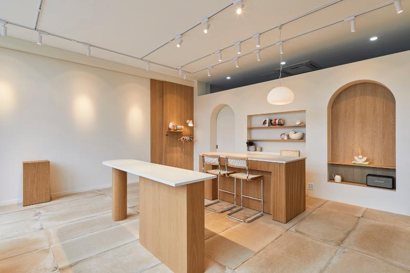 "白色与原木的 10 坪儿童家居店设计"-5