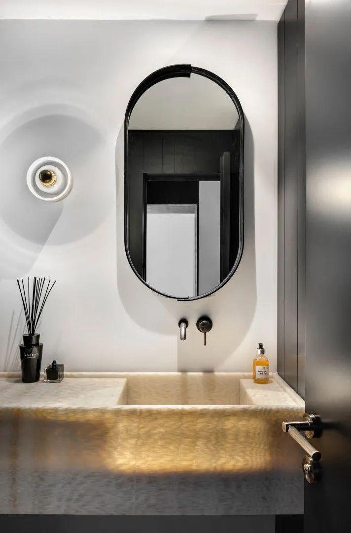 Aviram Kushmirski 打造轻奢风空间，黑白色调与实木地板的完美搭配-94