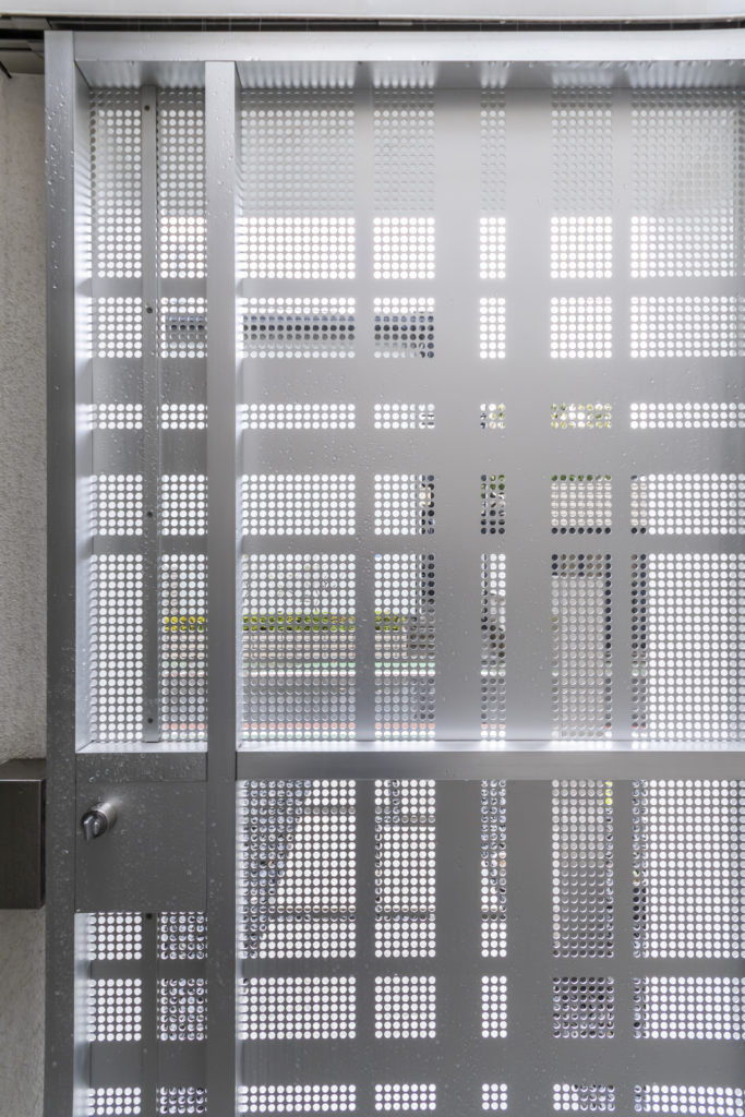 四囲を壁で包んだ家住宅の密集地ながら、静かで落ち着き感のある空間で暮らす | Architecture | 100%LiFE-2