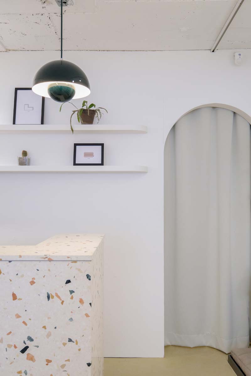 15 平米宠物用品店，简洁明亮的白色调空间设计-13