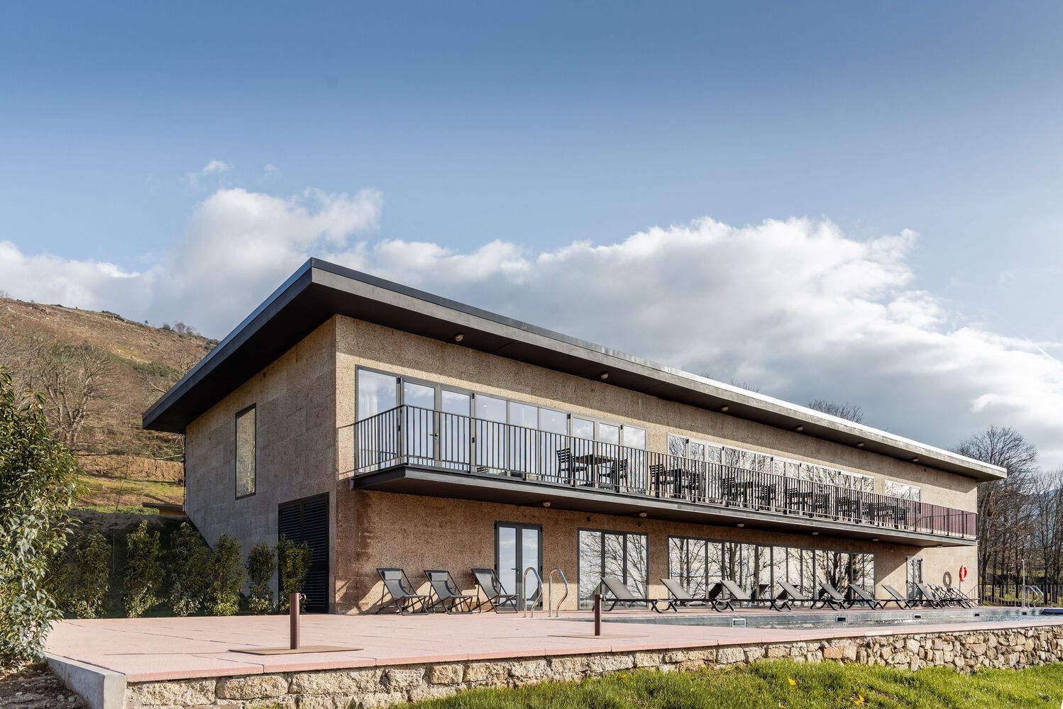 葡萄牙山脉中的和谐身心灵康养中心丨PLATAFORMArq-46