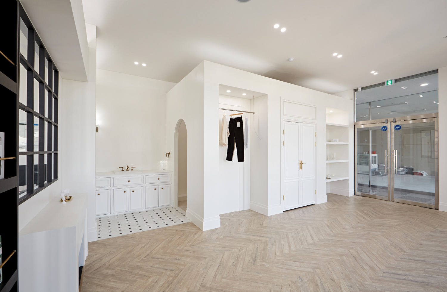 白色调办公空间，极简主义的完美诠释-6