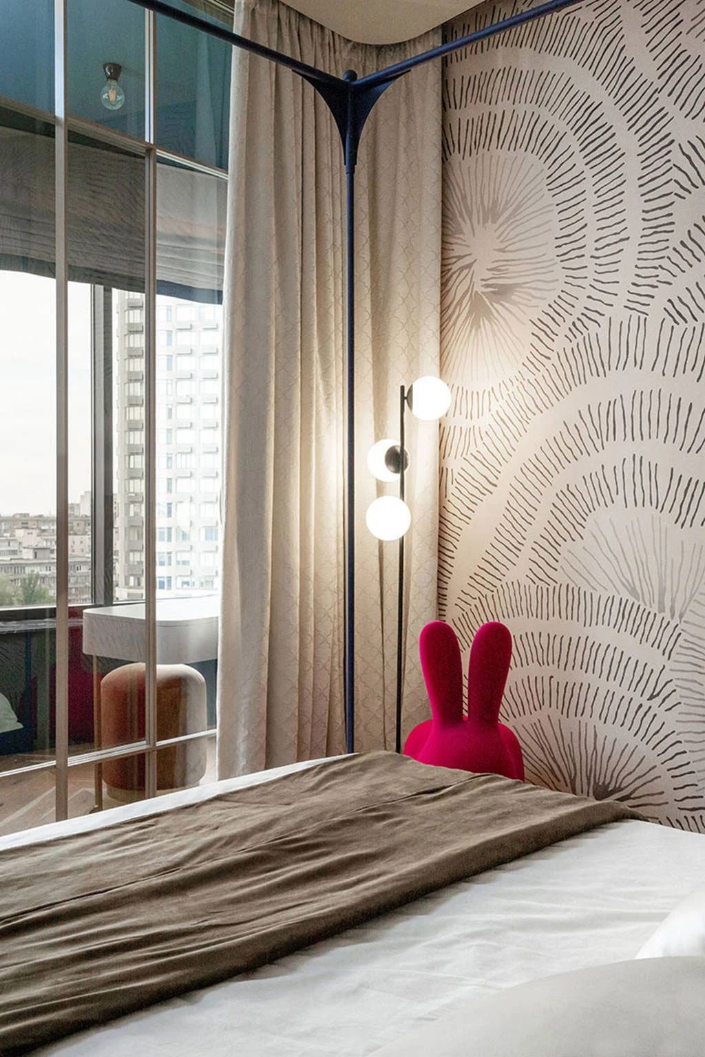 多彩不规则布局公寓，大胆壁纸打造现代时尚空间-17