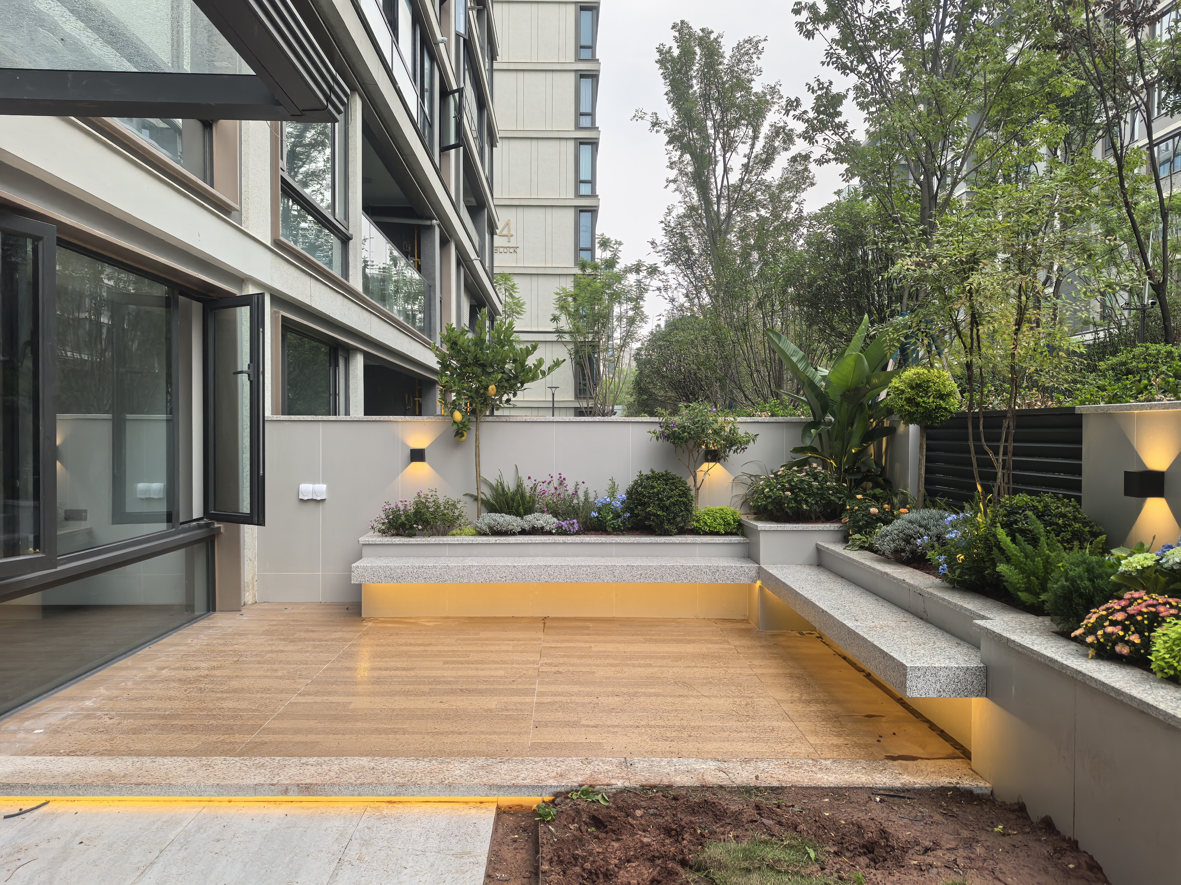 65㎡极简风庭院花园落地效果-7