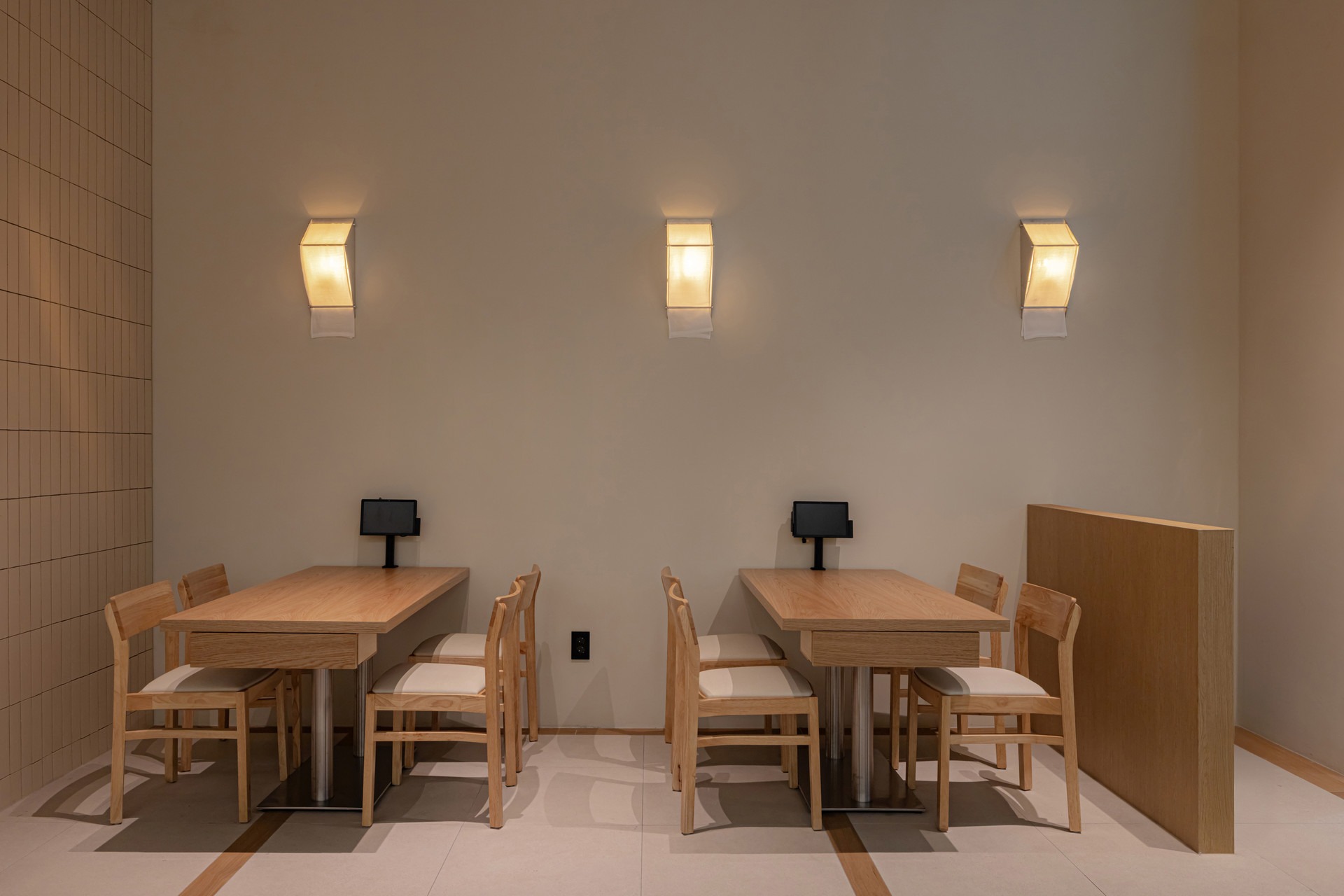 由于Kitsunetei可能是一个特定的名称（如店铺名、人名等），没有通用的对应翻译，无法进行准确翻译 丨Docent Design-16