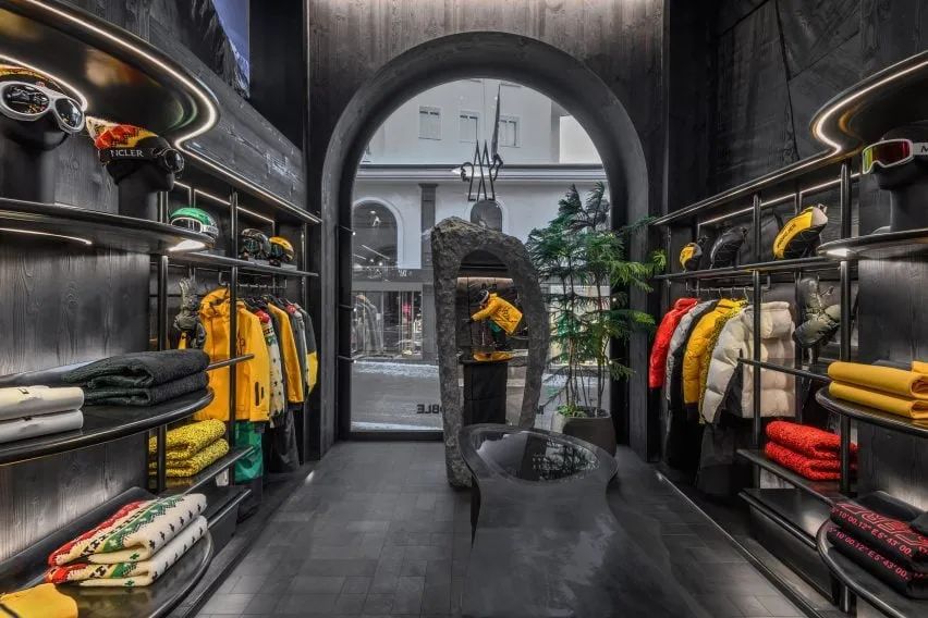 Moncler Grenoble 全新阿尔卑斯山上的旗舰店丨瑞士丨Küchel Architects-11