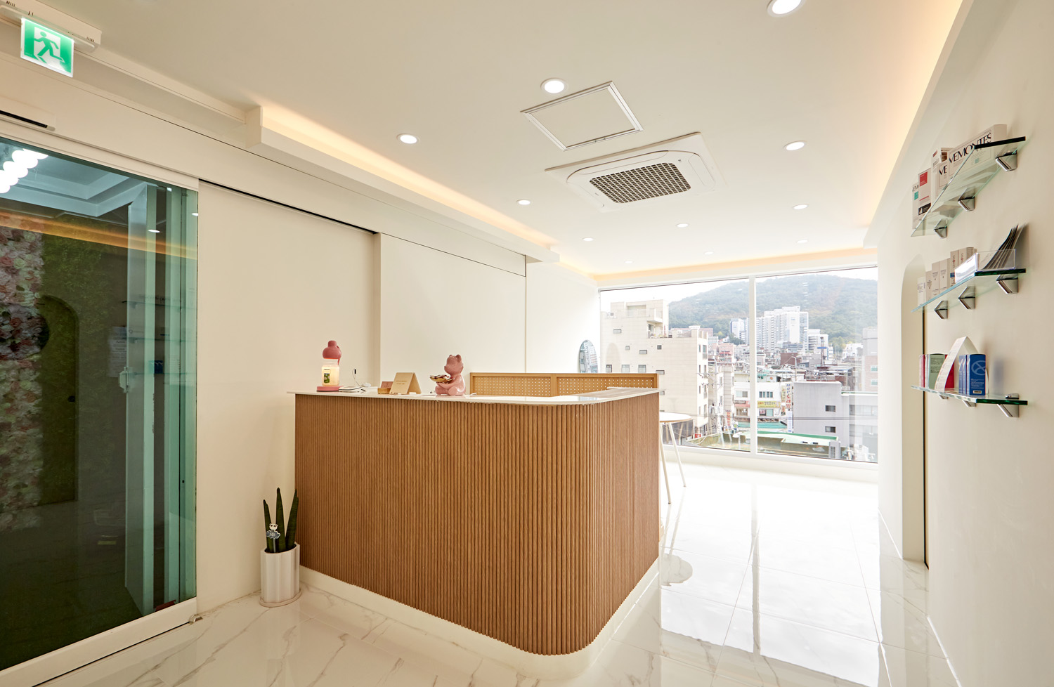 现代时尚的白色&木纹美妆店设计-6