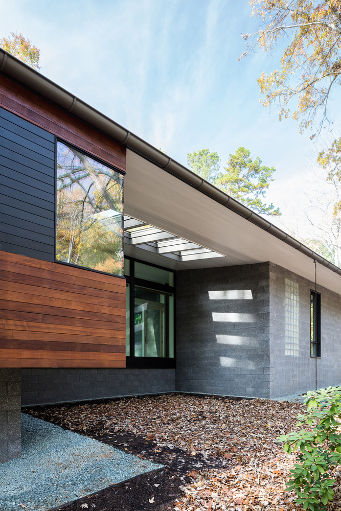 郊区森林中的私密玻璃住宅-22