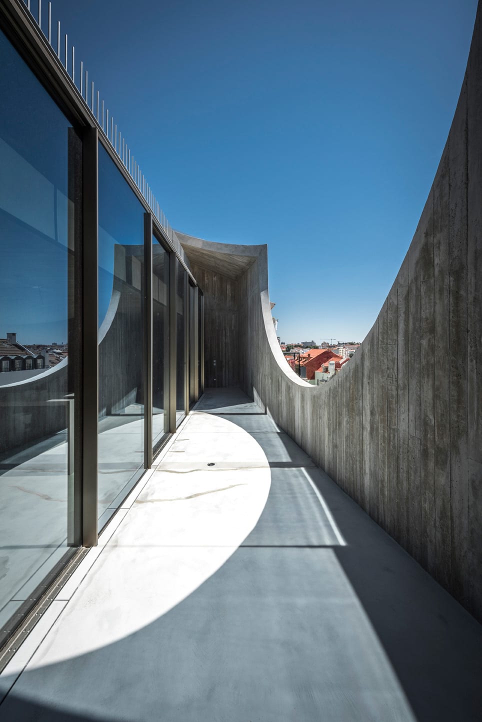 极简主义葡萄牙之家,悬浮泳池成焦点-22