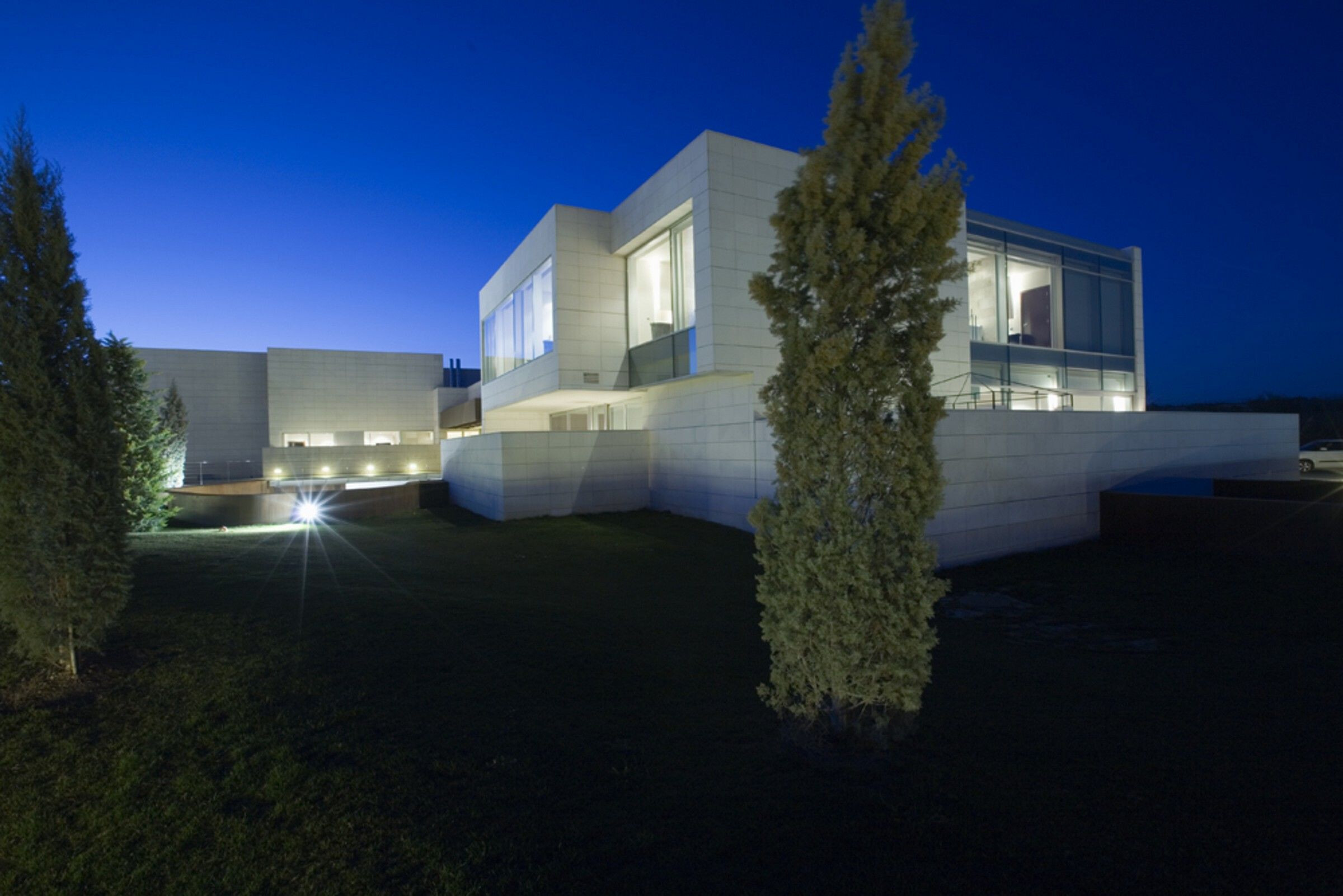 地形融入的绿色多功能酒店设计-11