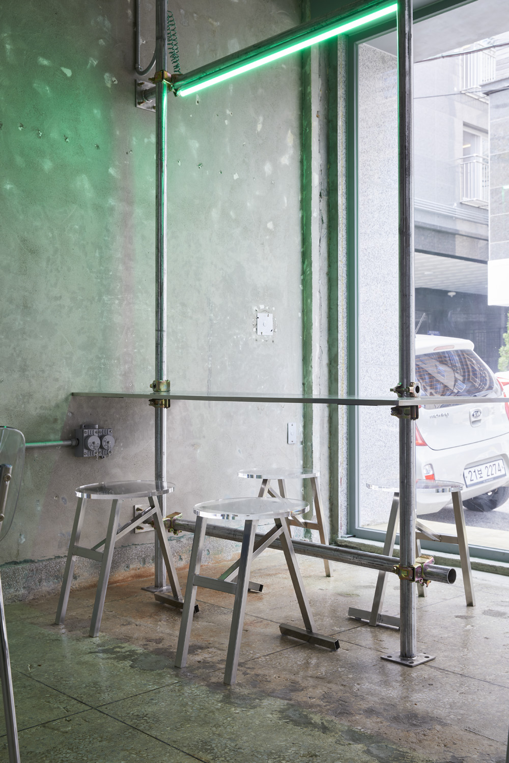 照明点亮的工业风咖啡厅设计-13