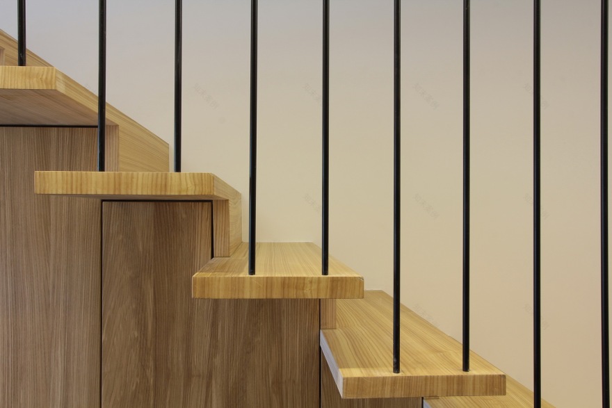 嵌入林地的周末别墅-43