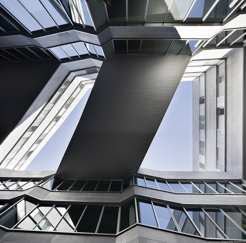 塞维利亚大学科学教育学院 · 创新的叠加建筑设计-16