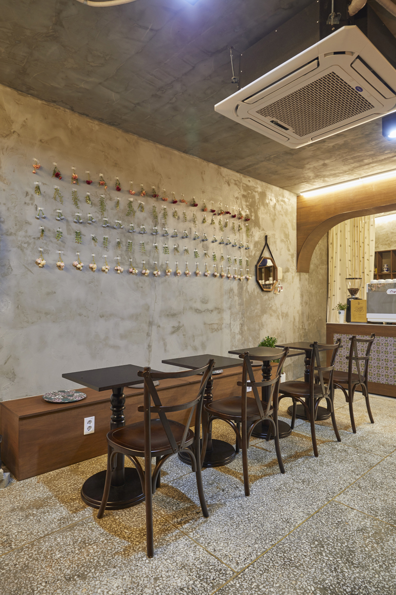 温馨十坪咖啡馆，打造简约纯真空间-11