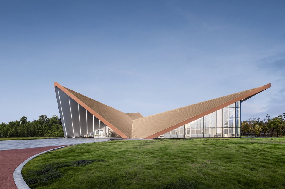 阆中赛城游客中心 | 山水间的现代飞翼-39