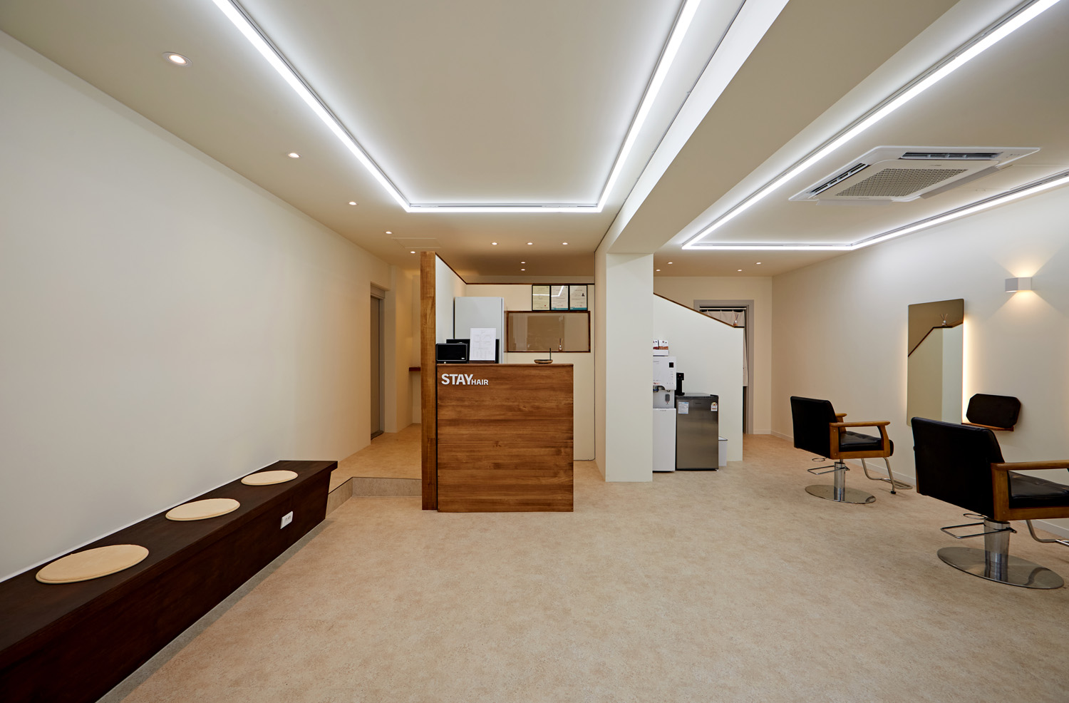 白色与木纹的极简美容室设计-3