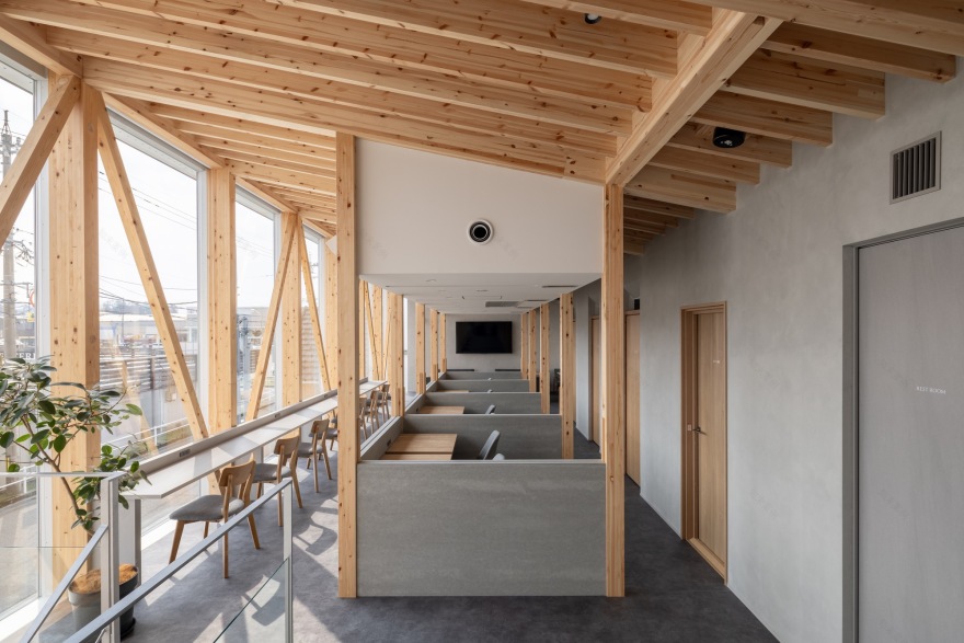 Café with a Large Tree in the Middle of Town / Kazuto Nishi Architects + toitdesign-15