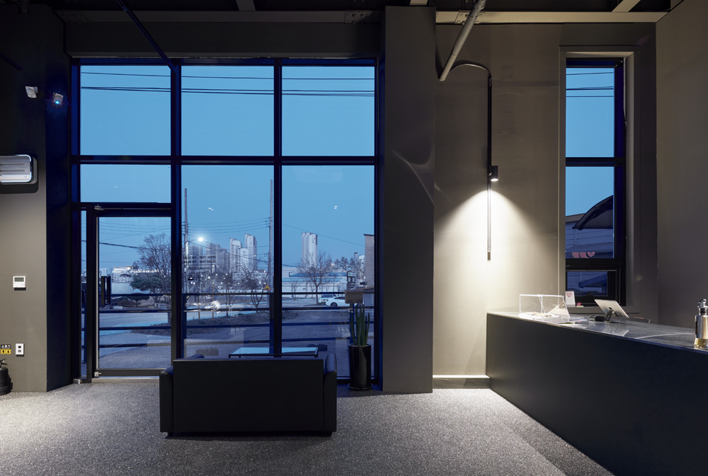 15 平米的极简黑色咖啡馆设计-11