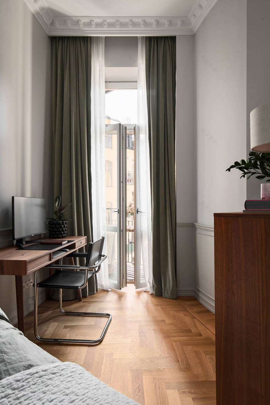 摩登斯堪的纳维亚公寓 | 彩色天花板的惊艳设计-25