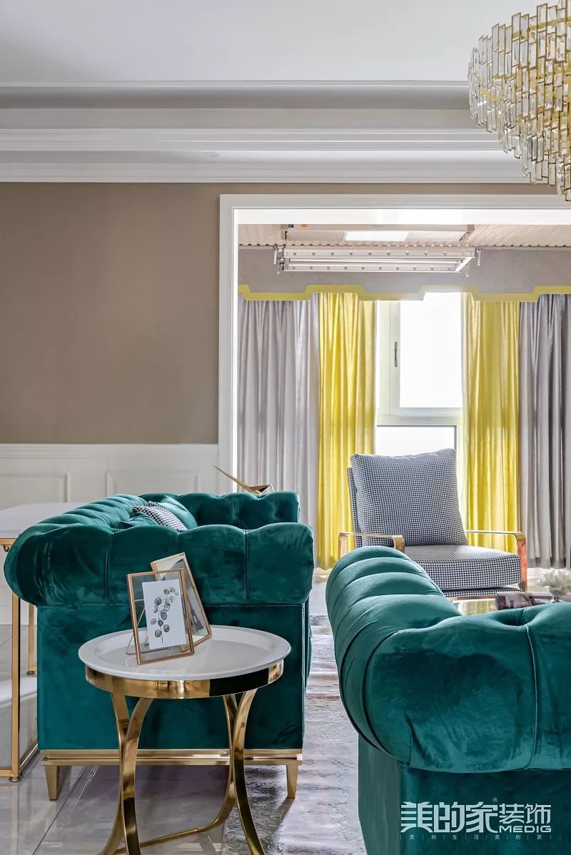 三代同堂的现代家园,金属质感与色彩活力的完美融合-31