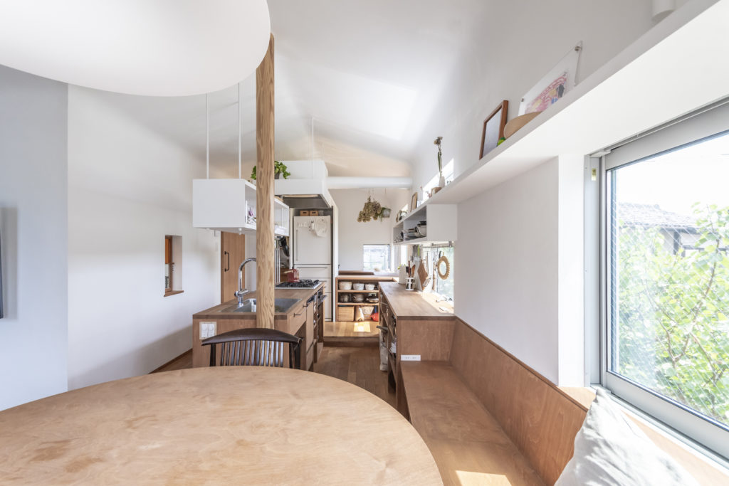 広い敷地につくった2世帯住宅 階段室を中心にいろんな居場所のある家 | Architecture | 100%LiFE-6