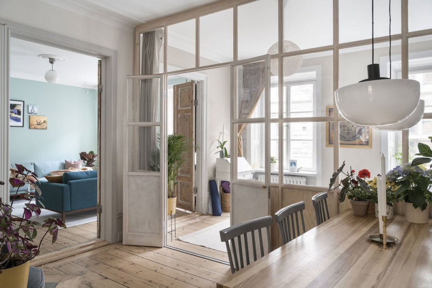 斯德哥尔摩蓝色墙壁与复古木门的时尚公寓-10