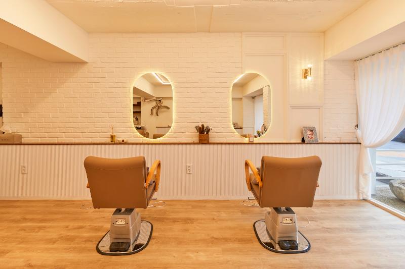 26 平米温馨美容室设计，明亮灯光照亮温馨空间-11