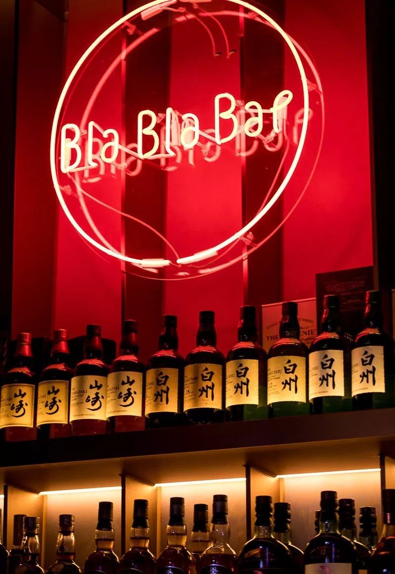 奈雪“黑化”开酒吧了?这设计女生来了就不想走!-21