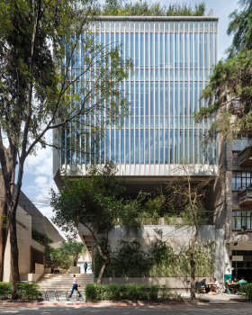 墨西哥 T1 商业办公建筑绿色室内通道打造城市活力中心