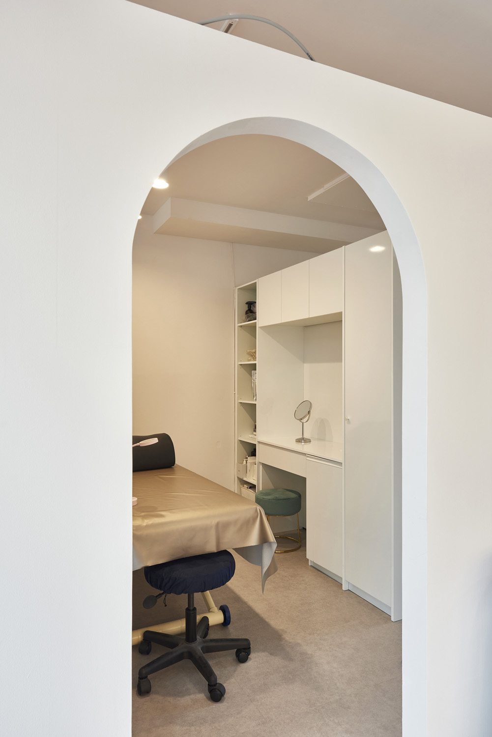 在输出标题时，可以参考以下几点 | 首先，尽量使用简洁明了的语言，直接反映案例的主题和设计特点；其次，可以尝试用一些生动有趣的词汇或短语，增加标题的吸引力；最后，如果案例中有知名的设计师或项目地点，也可以将其纳入标题中-14