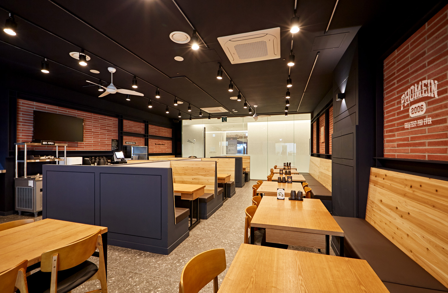 15 平米极简卧室 | 红色主题的精致设计-7