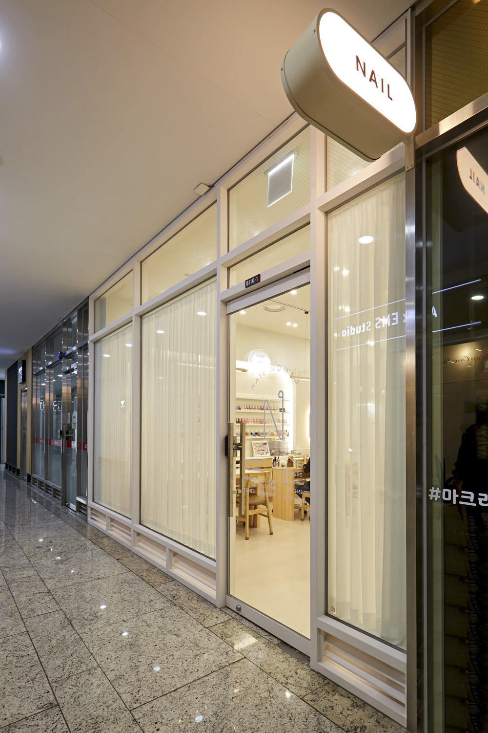 简约白色与原木质感的完美融合 | 10 坪小空间的艺术探索-13