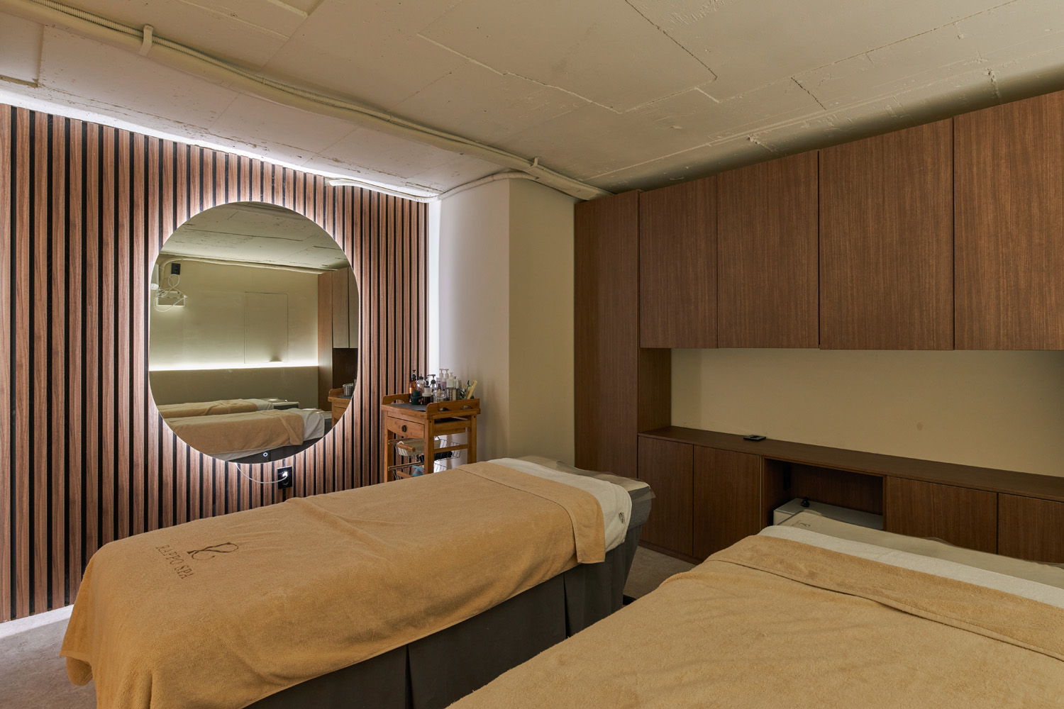 30 平米高级 SPA 店，白色与原木的精致空间-9