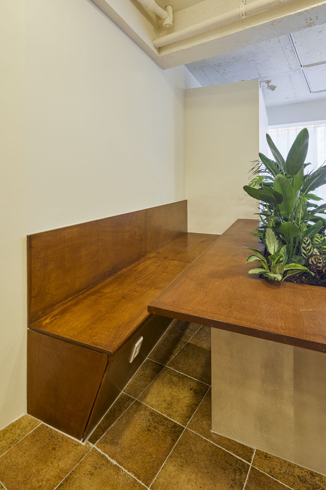 21 平米咖啡店，白色与木纹的温馨空间-13