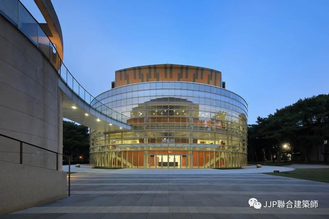 〈绿茵上的松果〉中央大学教学研究综合大楼-16