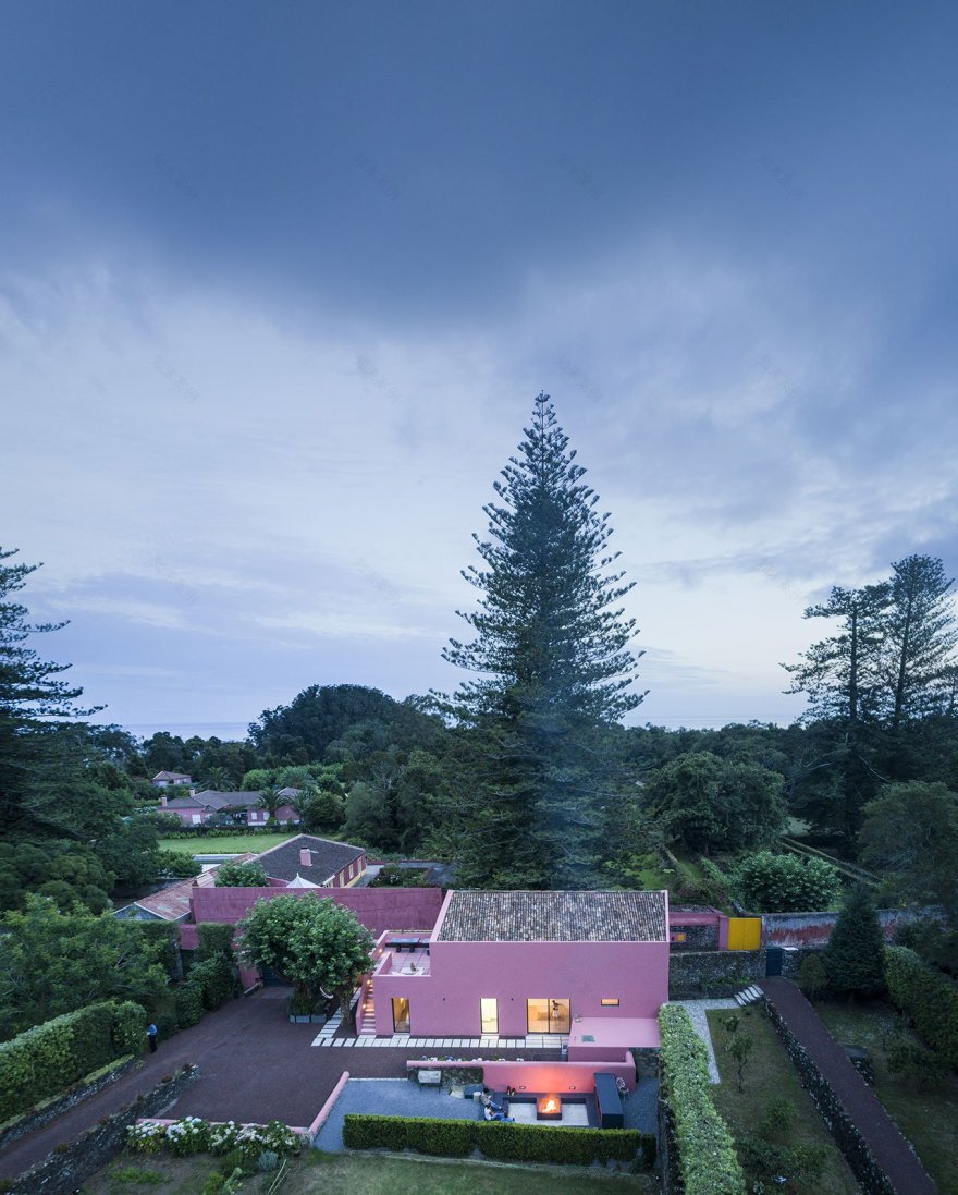 A Pretty Shade of Bubblegum Makes the Pink House Pop in the Azores-43