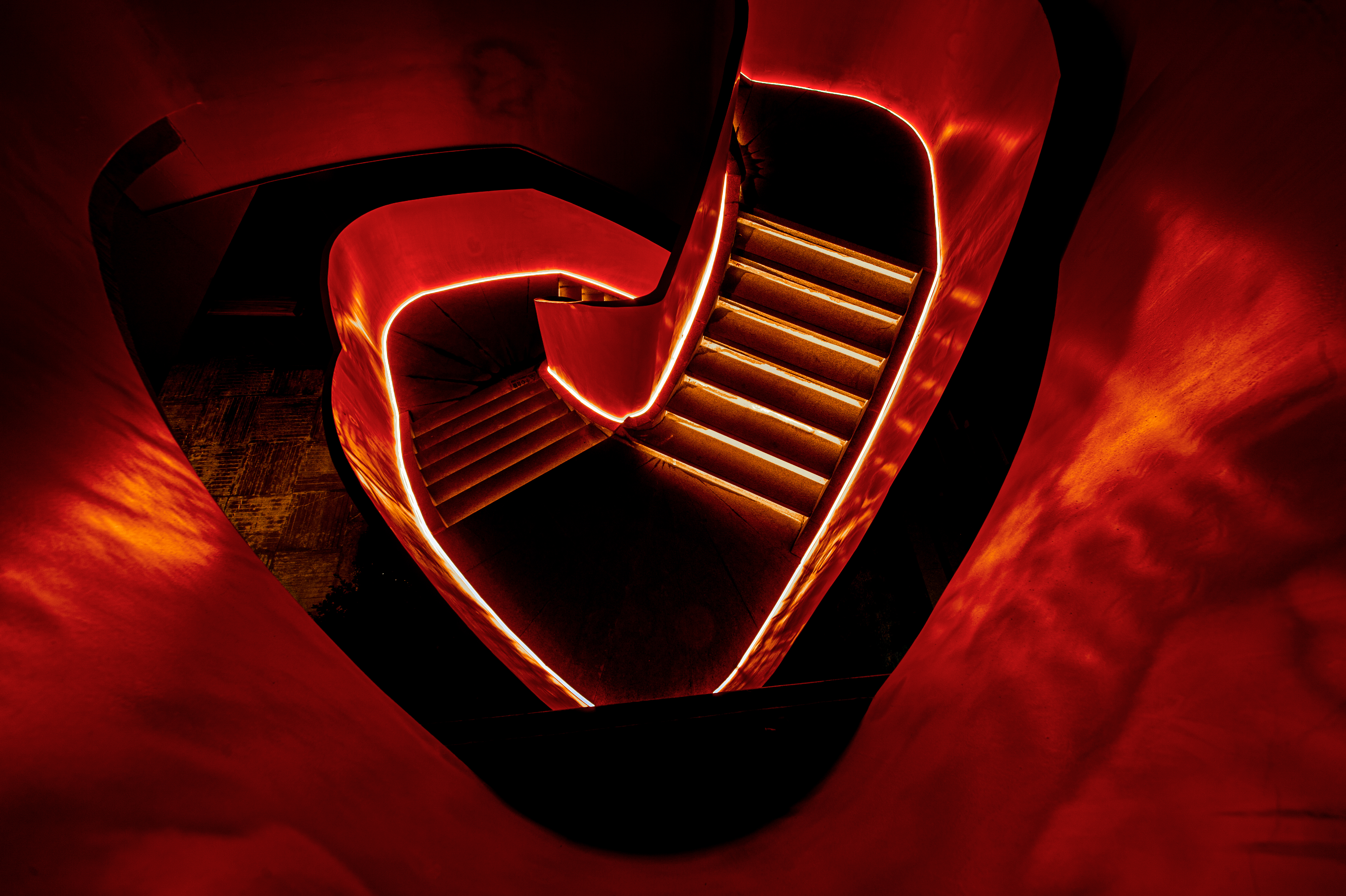 上海世博园区的红色旋转楼梯 · 東临观海·和兴 1913丨段元-18