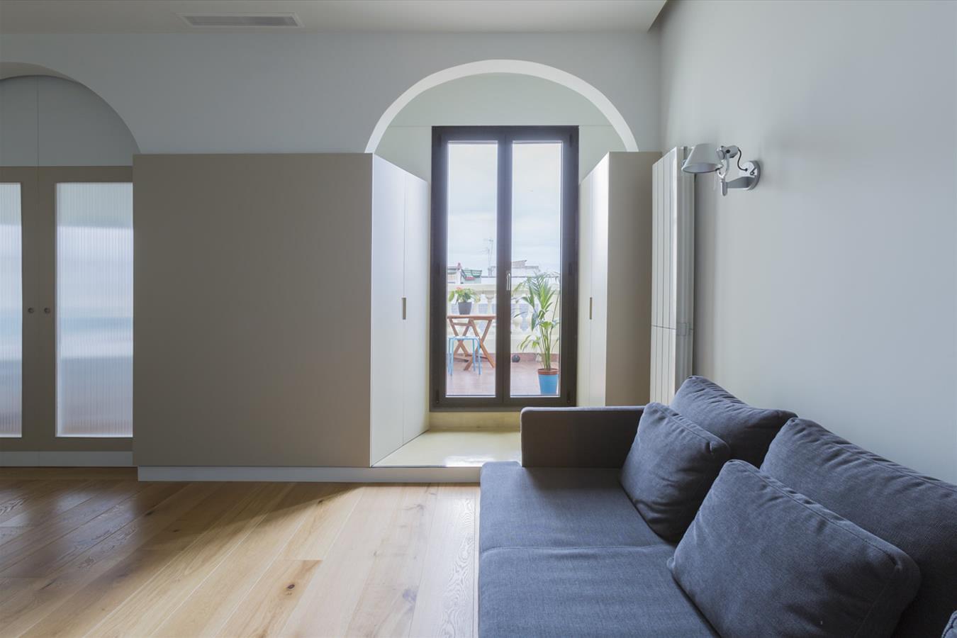 巴塞罗那工业风公寓设计,自然光与空间的完美融合-7