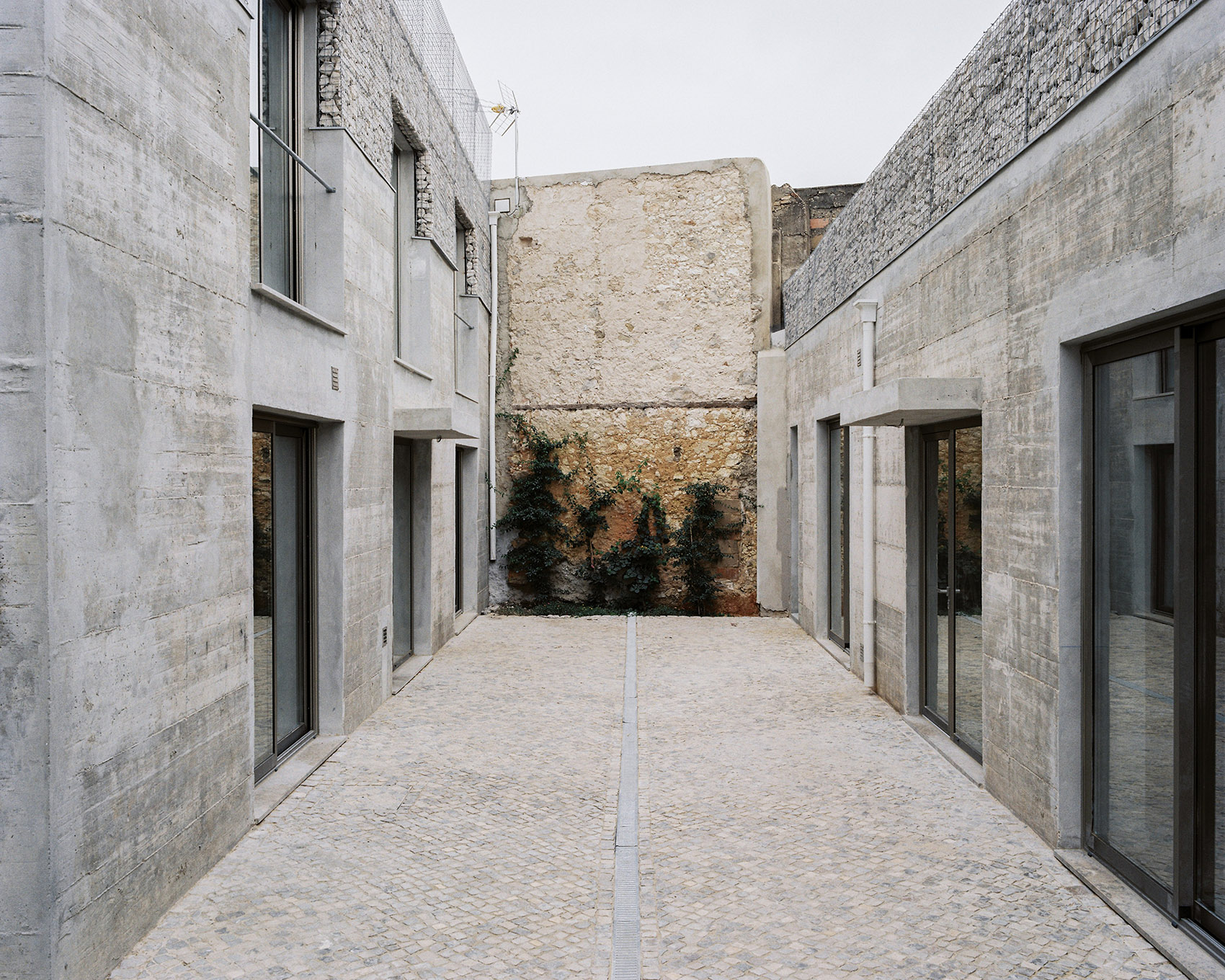 葡萄牙三栋建筑的混凝土立面设计丨Corpo Atelier-42