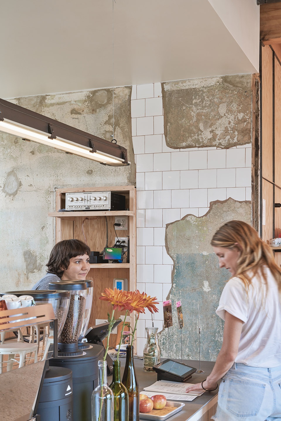 折皱立面,展现天空之美——Meteor 咖啡++ 自行车店-26